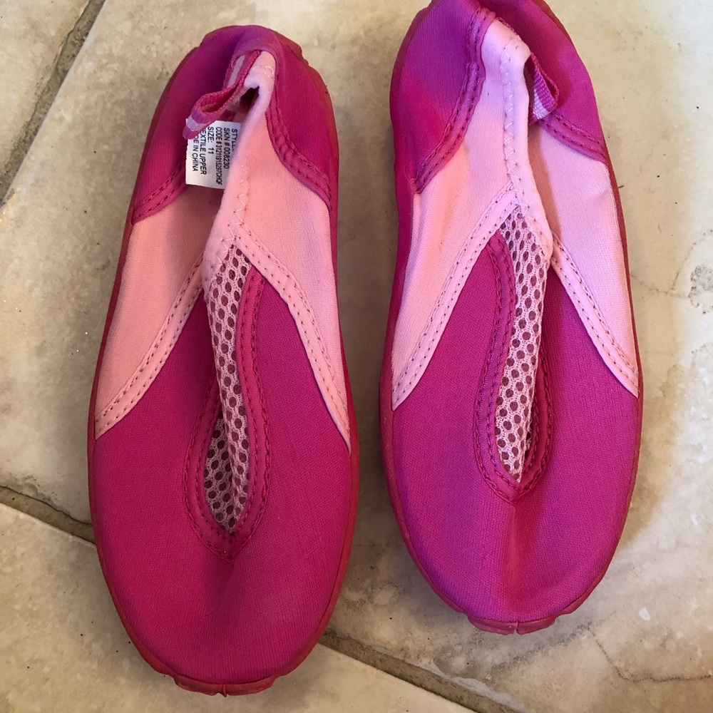 Toys r us water shoes size 11